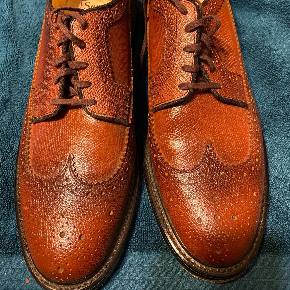 Men’s wing tip lace dress shoes